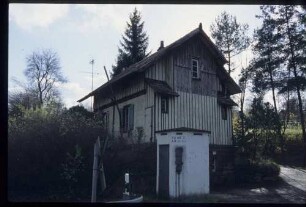 Bahnwärterhaus am Übergang in km 26+