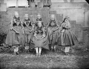 Schwälmer Kinder in Festtracht