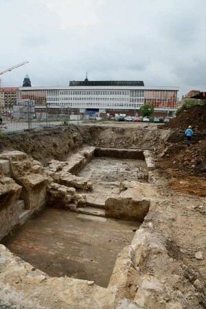 Dresden-Altstadt. Neumarkt. Ausgrabungen vor Baubeginn im Quartier VIII. Freigelegte Keller. Blick zum Kulturpalast