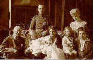 Ernst August von Braunschweig mit Frau und Kindern, den Eltern des Herzogs und seiner Schwester