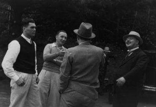 Max Schmeling im Trainingscamp in Greenkill Lodge/Kingston New York. von links: Max Schmeling, Max Machon, N. N. , Konsul Dr. Paul Schwarz