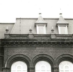 Cottbus. Realschule, Bahnhofstraße 11/Ecke August-Bebel-Straße. 1890, 1893 Erweiterungsbau. Abschluß des Seitenrisalits (August-Bebel-Straße)