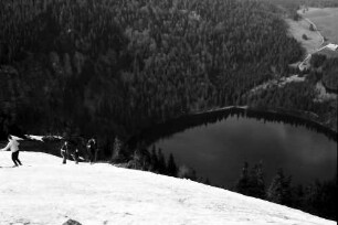 Feldberg: Letzte Skifahrer (Hintergrund Feldsee); am Hang zum Feldsee