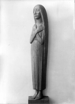 Fries der Lauschenden. Die Erwartende. Eichenholz, geschnitzt; H. 110,5 cm (1935; E. Barlach). Güstrow: Atelierhaus am Inselsee