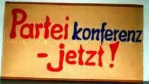 Transparent zur Demonstration auf dem Berliner Alexanderplatz vom 4. Nov. 1989 "Parteikonferenz - jetzt!"