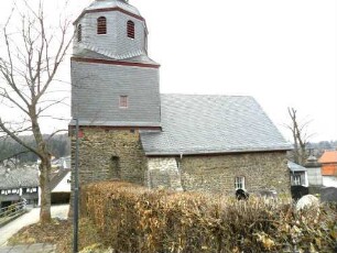 Krumbach-Evangelische Kirche - Ansicht von Norden - Kirche (Romanische Gründung 11 Jh) mit Chor (gotischer Schieferaufsatz mit Glockenstube) sowie Langhaus mit Strebepfeiler von Norden