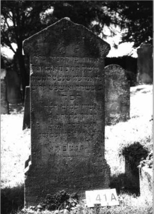 Grabstein 141 (Index: 100085467) Maße HxBxT: 140x60x25 cm Beschreibung: Stele, profilierter Sockel, Giebel: Grabstein 141A