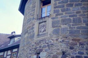 Wappentafel unter dem Fenster am westlichen Mittelturm