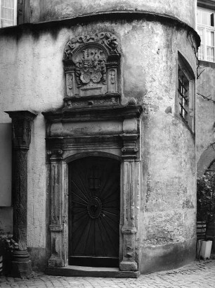 Sankt Martin (Kreis Südliche Weinstraße), Maikammerer Straße 5-7. Schloss der Hund von Saulheim (1586/1600). Portal