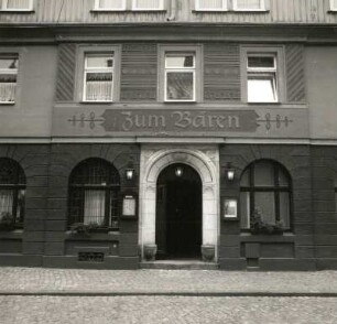 Bad Schandau, Zaukenstraße 10. Gasthof "Zum Bären" (1851/1900 und bezeichnet 1925). Teilansicht mit Portal