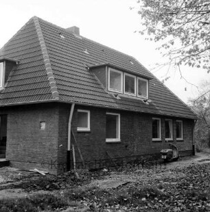 Dorfstraße: Schullandheim "Heinrich-Sahrhage-Haus": Neubau eines Mädchenhauses vor Fertigstellung: vorn unbefestigte Außenanlage: rechts Motorroller