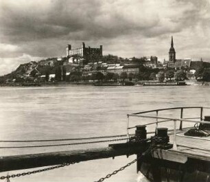 Blick über Bratislava auf Donau und Burg : Reproduktion nach Foto (Fotograf unbekannt)