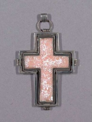 Kreuz aus Email mit umlaufendem silbernen Vierkantstab