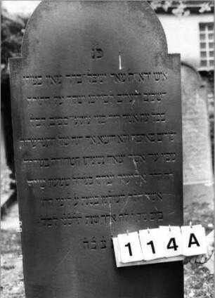 Grabstein 114 (Index: 100094207) Material: Sandstein Zustand: unten abgeblättert Maße HxBxT: 177x62x12 cm Beschreibung: Stele, eingezogener Rundbogenabschluß: Grabstein 114A