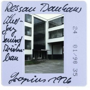 Dessau, Bauhaus : Blick zwischen Handwerkerschule und Brücke
