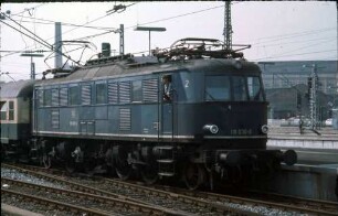 Stuttgart Hbf. Gleis 8 Lok 118 030 Eilzug Bnb-Wagen