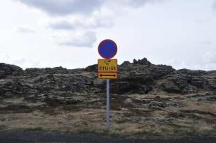 Hinweisschild auf Steinschlaggefahr : Hinweisschild im Steinschlaggebiet am Hvalfjördur-Fjord, aufgenommen am 18. Mai 2012