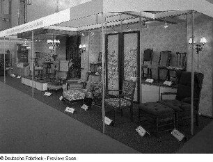 Leipzig. Leipziger Herbstmesse, 1983. Raumaufnahme. Ausstellungskoje mit Sitzmöbeln der Einkaufs- und Liefergenossenschaften des Handwerks