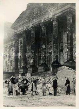 Trümmerfrauen vor dem zerstörten Reichstagsgebäude