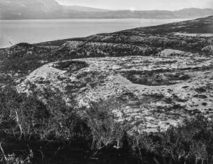 Skandinavische Berglandschaft : Blick in eine hochgelegene skandinavische Landschaft mit einem See im Hintergrund