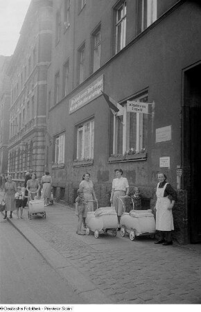 Frauen mit Kindern und Kinderwagen vor einer Mütterberatung in Plagwitz
