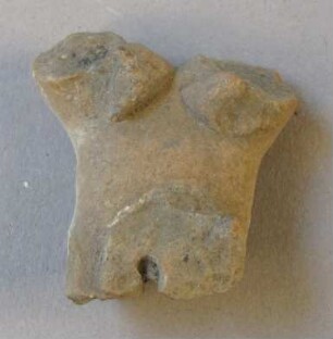 Torso einer Tonfigur