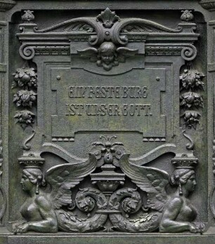 Denkmal für Martin Luther — Sockelrelief: Inschrift "Ein feste Burg ist unser Gott"