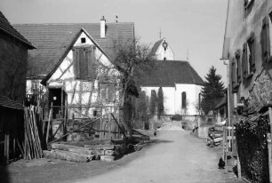 Göttelfingen: Dorfstraße mit Kirche