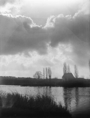 Landschaft : Unbekannter Ort. Landschaft, am Himmel Schicht-Haufenwolken (Stratocumulus)