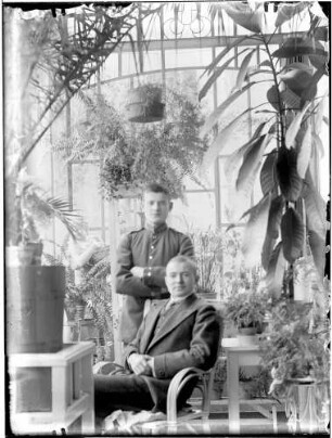 Kattowitz, Friedensstraße 2. Wohnung der Familie Knochenhauer, Wintergarten? Günther und Wolfgang Knochenhauer