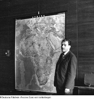 Oberbürgermeister Gerhard Schill berichtet Schülern der Kreuzschule von seiner Dienstreise in die afrikanische Republik Kongo (Schill vor der Afrikakarte)