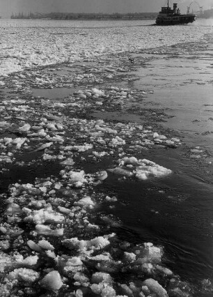 Hamburg im Winter. Treibeis auf der Elbe