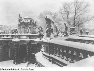 Dresden-Altstadt. Zwinger (1709-1728; M. D. Pöppelmann, B. Permoser). Nymphenbad. Blick von der Terrasse zum Wallpavillon