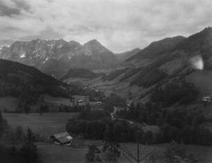 Gebirgslandschaft : Eine Gebrigslandschaft in den Alpen mit Blick in ein Tal.