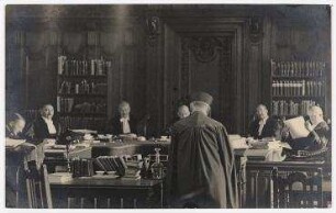 Reichsgericht in Leipzig. Die erste fotografische Aufnahme aus der Arbeit des höchsten deutschen Gerichtshofes, des Reichsgerichts zu Leipzig, entstand anlässlich dessen 50-jährigen Bestehens. von links: Regierungsinspektor Machule, Reichsgerichtsrat Kolb, Reichsgerichtsrat Veltmann, Senatspräsident Dr. Mansfeld, Reichsgerichtsrat Helber, Reichsgerichtsrat Dr. Pinzger
