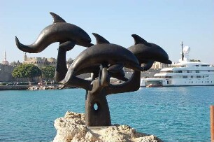 Rhodos (Stadt) - Delfinskulpturen : Rhodos (Stadt). Delfin-Skulpturen am Hafen in Rhodos-Stadt, aufgenommen 2006