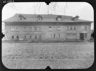 Arnstadt, August-Bebel-Straße 11. Haus zur güldenen Schere (ehem. Brömelsche Brückenwaagenfabrik, Erwähnung 1539). Straßenfront