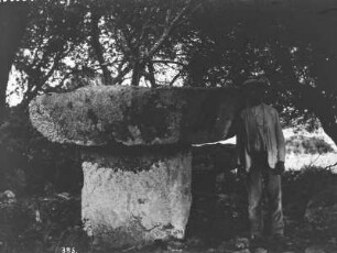 Kleine Taula : Mann an einer Kleinen Taula, einem prähistorischen T-förmigen Monument aus der Talayot-Kultur