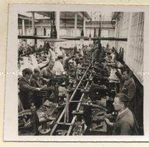 Pfaff - Nähmaschinenwerk, Arbeit am Laufband
