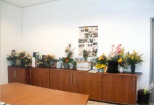 Blumen- und Geschenkearrangement mit dem Album "Portraits der Mitarbeiter der SLUB"