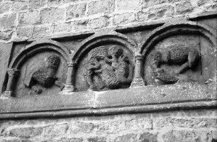 Lautenbach: romanisches Fries der Kirche