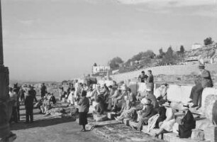 Reisefotos Libyen. Kyrene, antike griechische Stadt. Ansicht mit Touristengruppe