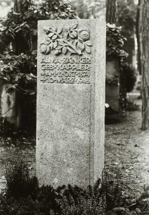 Grabmal für Alma Zänker : Grabmal für Alma Zänker. Sandstein (ab 1948; W. Hempel). Dresden-Tolkewitz, Johannisfriedhof