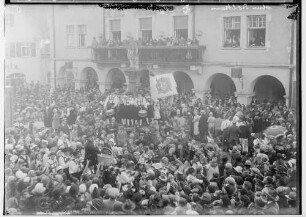 Fasnacht Sigmaringen 1934; Bräuteln vor dem Rathaus