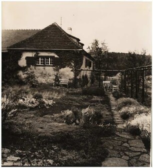 Garten Dr. Udo Rukser, Oberbühlhof am Bodensee: Blick vom Garten auf das Haus