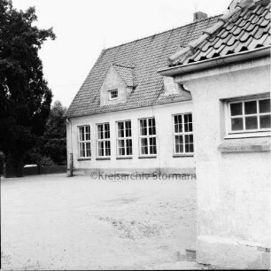 Wulmenau: Volksschule mit Schulhof: Rückfront: davor Schulhof: links Bäume