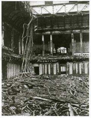 Der Plenarsaal des Reichstages nach dem Reichstagsbrand