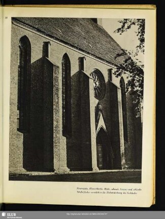 Neuruppin. Klosterkirche. Hohe, schmale Fenster und schlanke Strebepfeiler verstärken die Höhenwirkung des Gebäudes