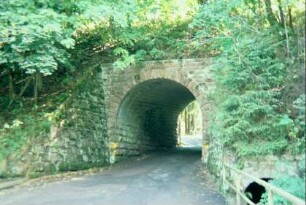 Eisenbahnbrücke über die Hauptstraße im Unterdorf