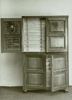 Münzenschrank mit geöffneten Türen (Kennwort "Singen 210")